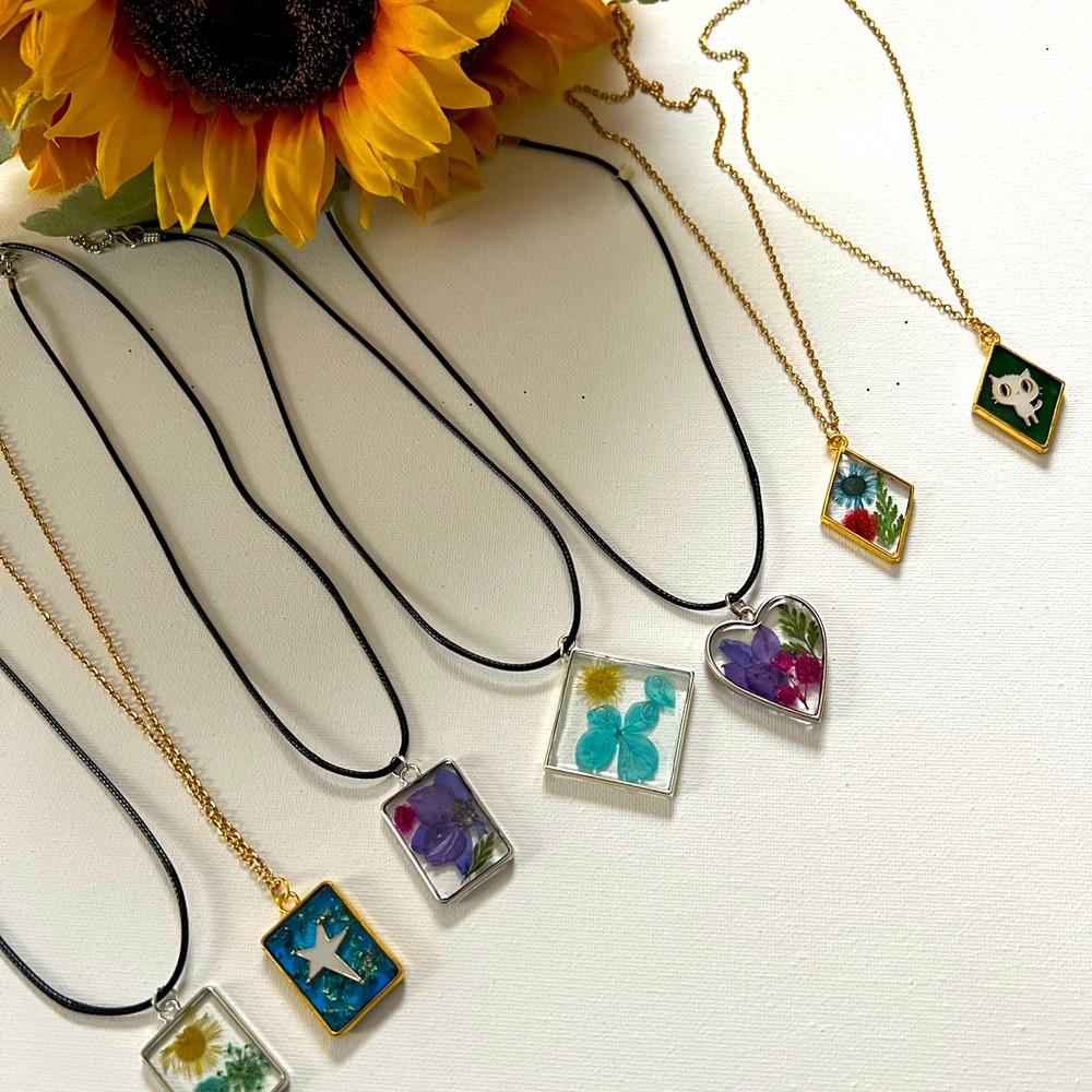 Beautiful jewelry for any occasion!  
Pressed Wildflower Necklace Resin jewerly